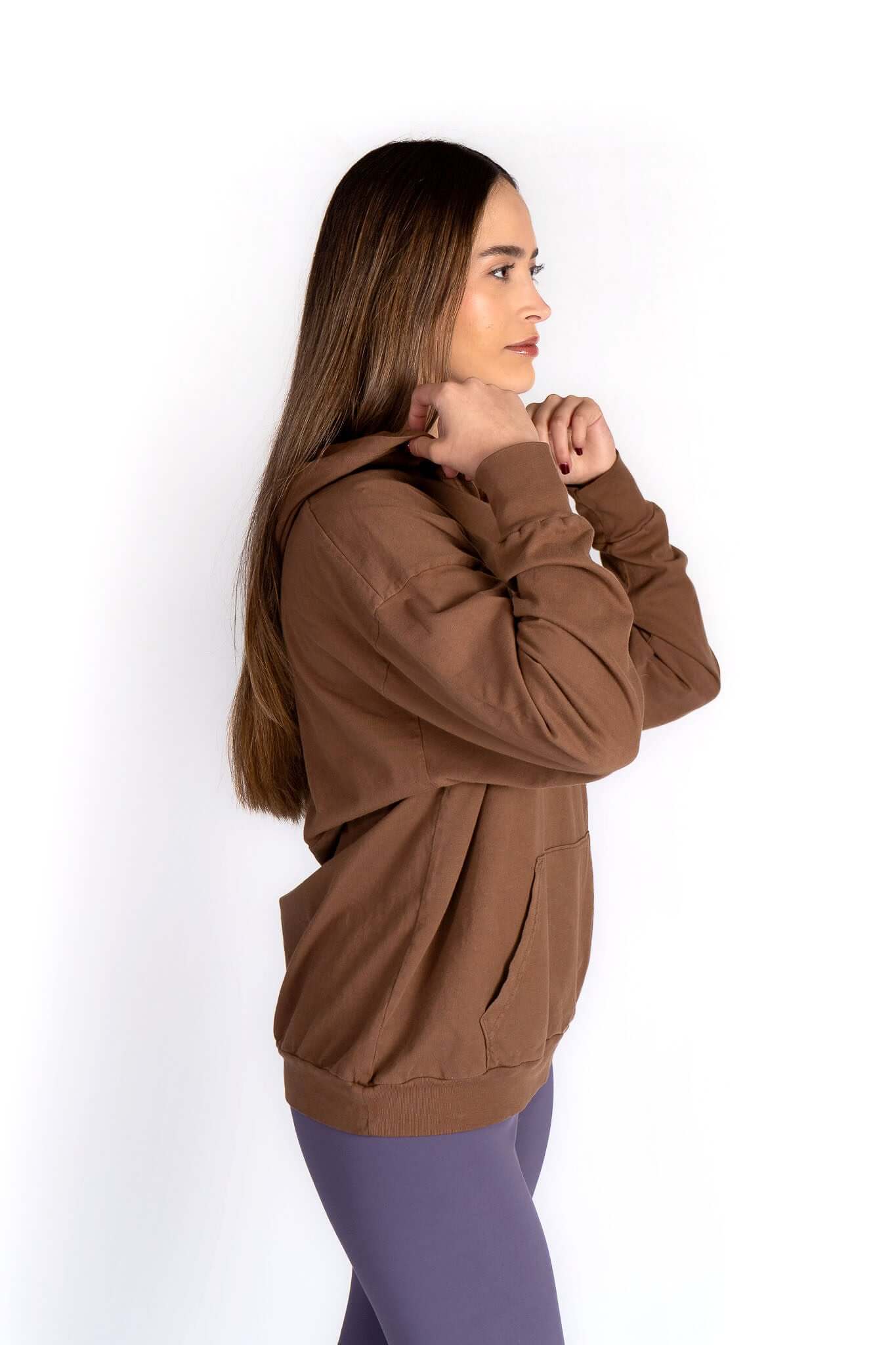 Model wearing a brown Relax Hoodie featuring an oversized fit and spacious kangaroo pocket.