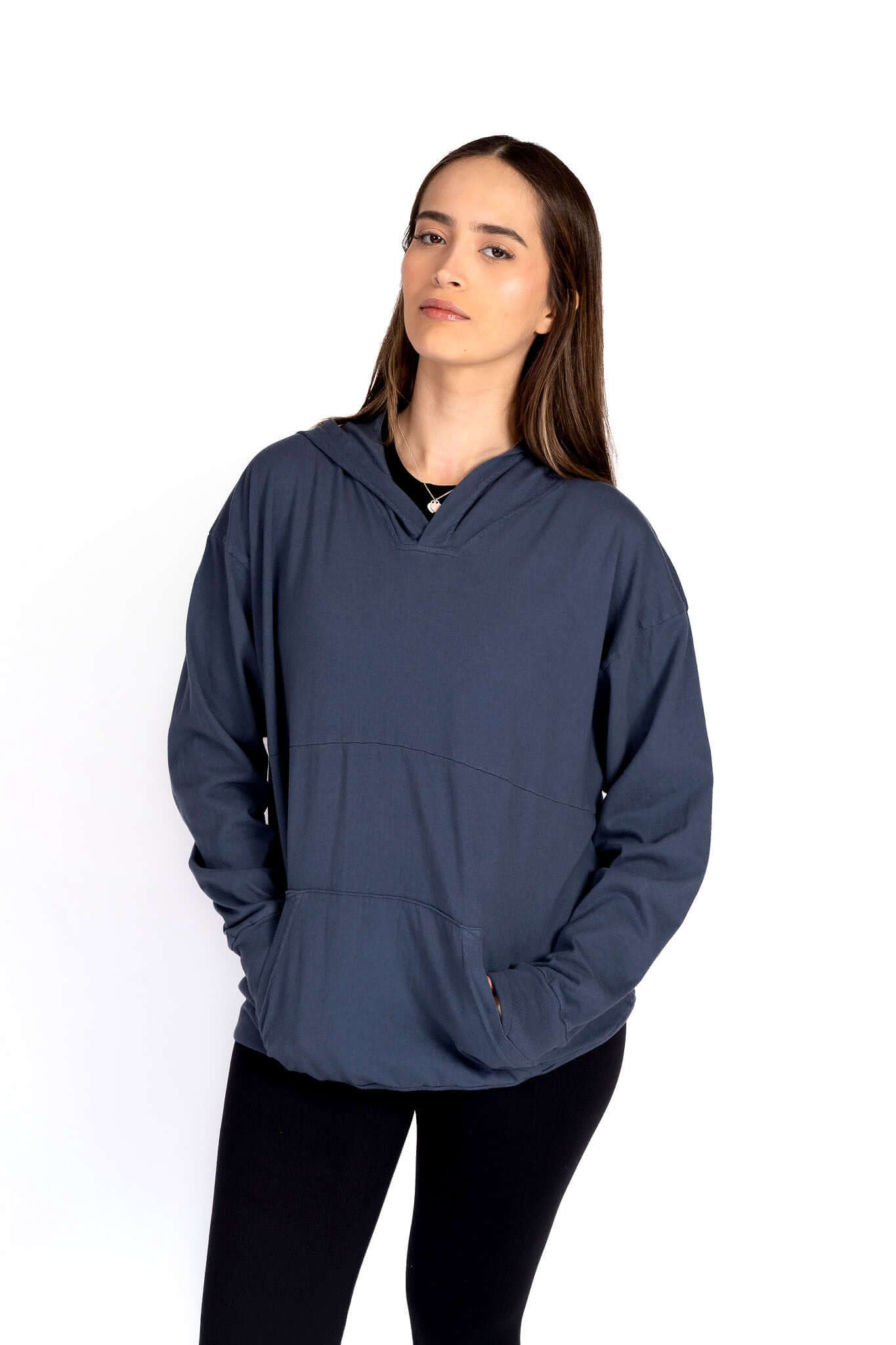 Woman wearing a Relax Hoodie in dark blue with a spacious kangaroo pocket and hood.